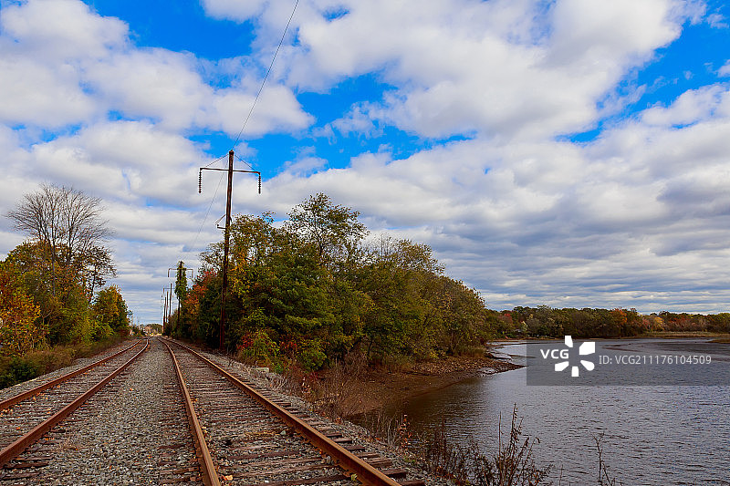 戏剧性天空下的铁路特写图片素材