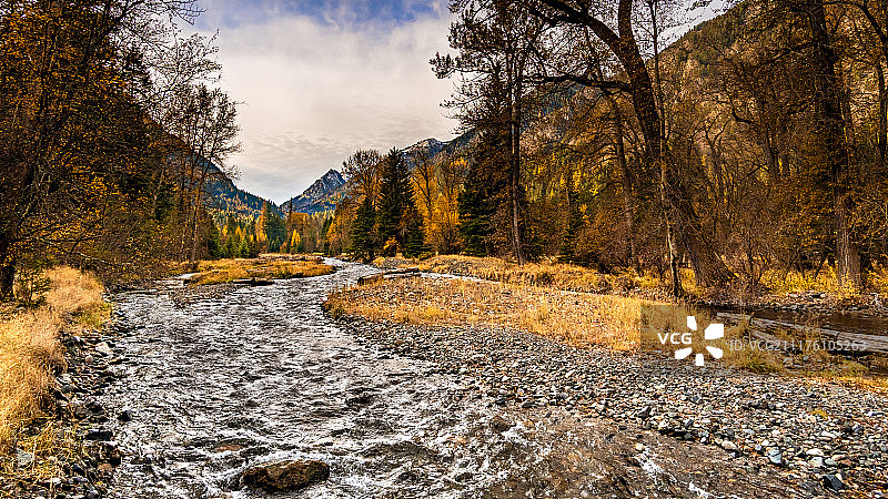 瓦洛瓦山脉山谷溪流图片素材