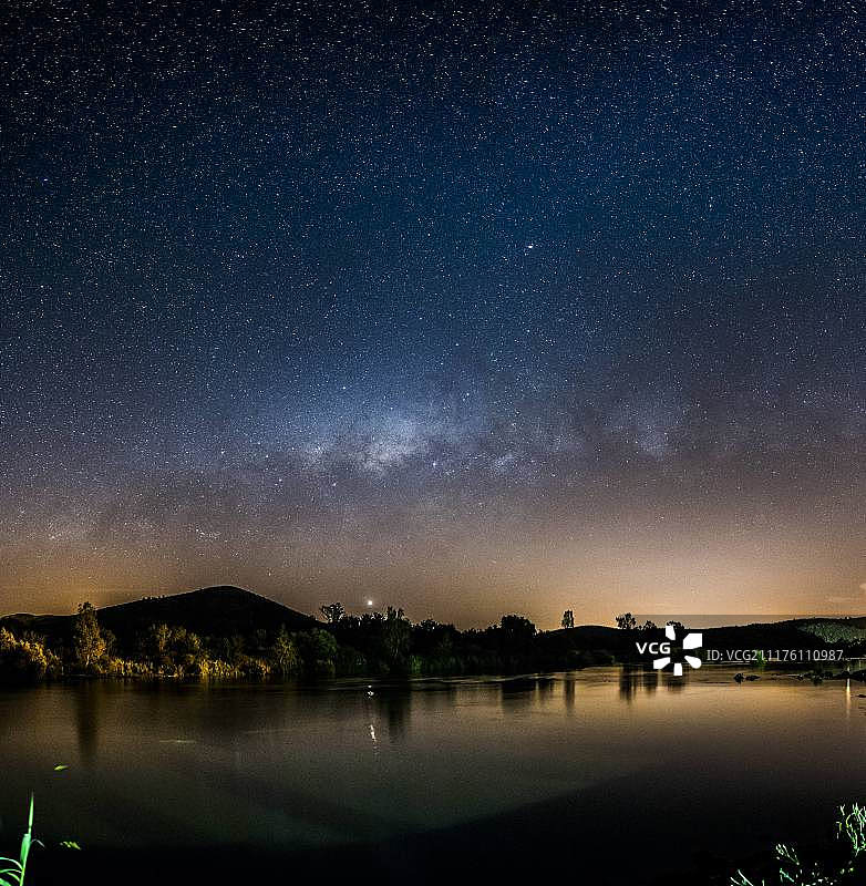 瓦尔河上的银河图片素材