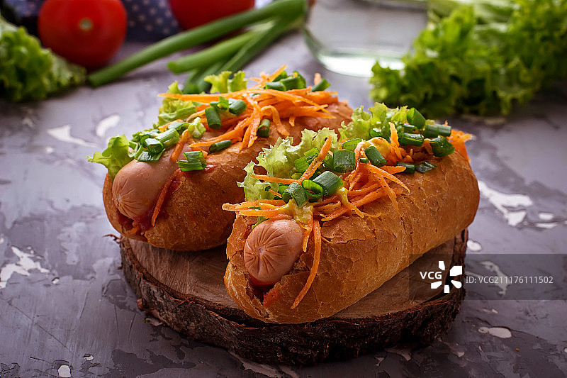 香肠、胡萝卜、洋葱、生菜热狗图片素材