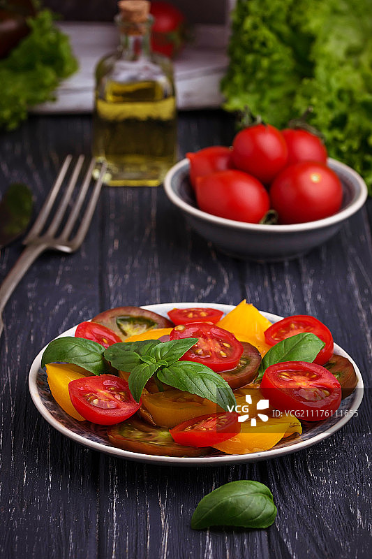 黑色背景中的彩色番茄沙拉图片素材