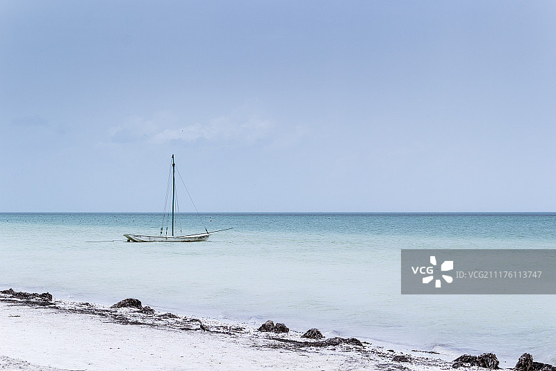 海滩和停泊在海中的帆船图片素材
