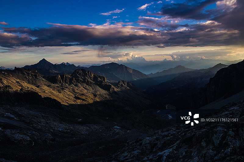 山谷沉睡前的最后一缕阳光图片素材