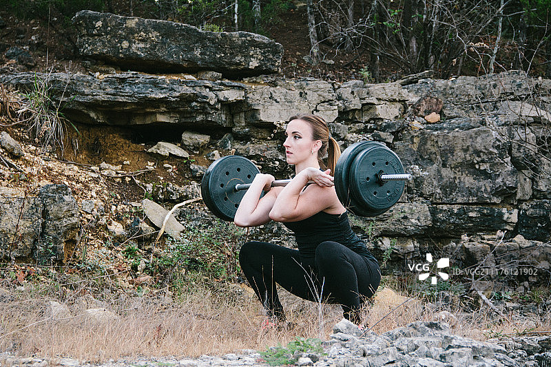 岩石上的深蹲图片素材