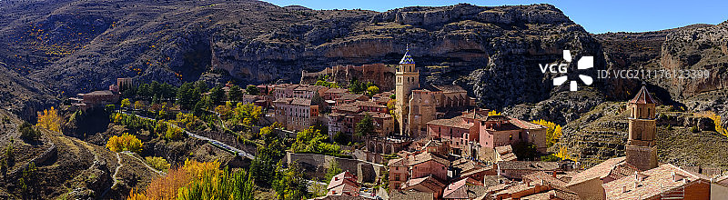 群山环绕的城镇全景图片素材