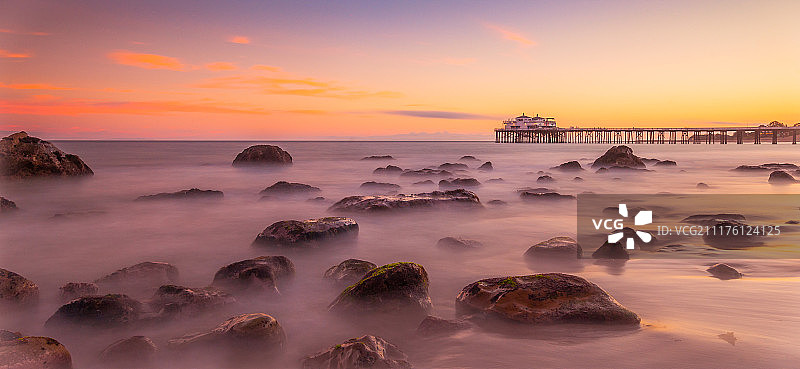背景是码头的岩石海岸图片素材
