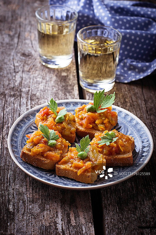 茄子鱼子酱小吃和葡萄酒杯图片素材