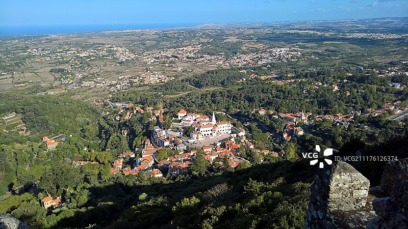 从城堡顶端俯瞰山谷景色图片素材