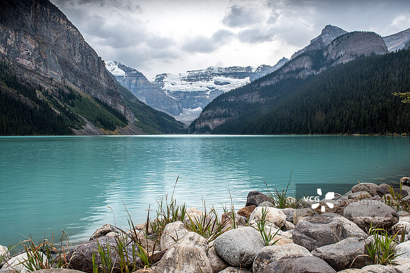 湖泊和后方群山景色图片素材