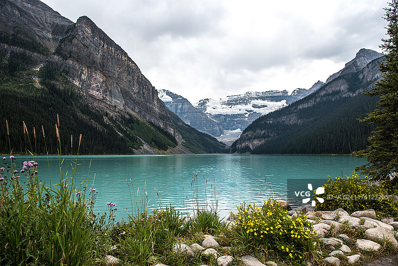湖泊和后方群山景色图片素材