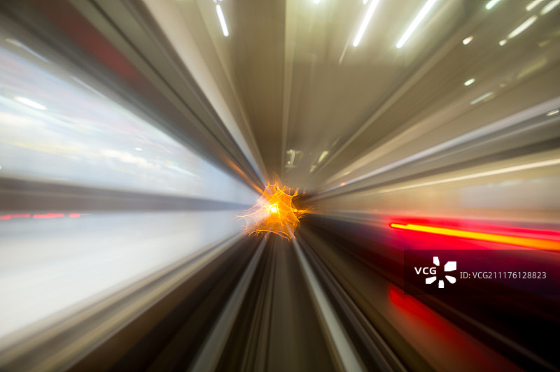 城市高速公路隧道中的速度运动图片素材