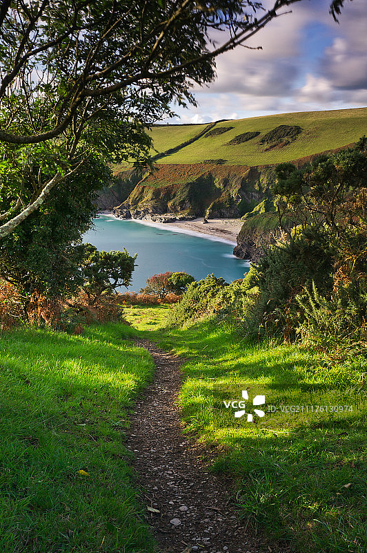 沿着这条路走图片素材