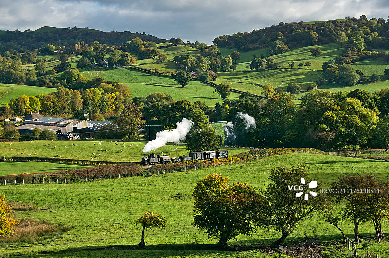 丘陵地区火车景观图片素材