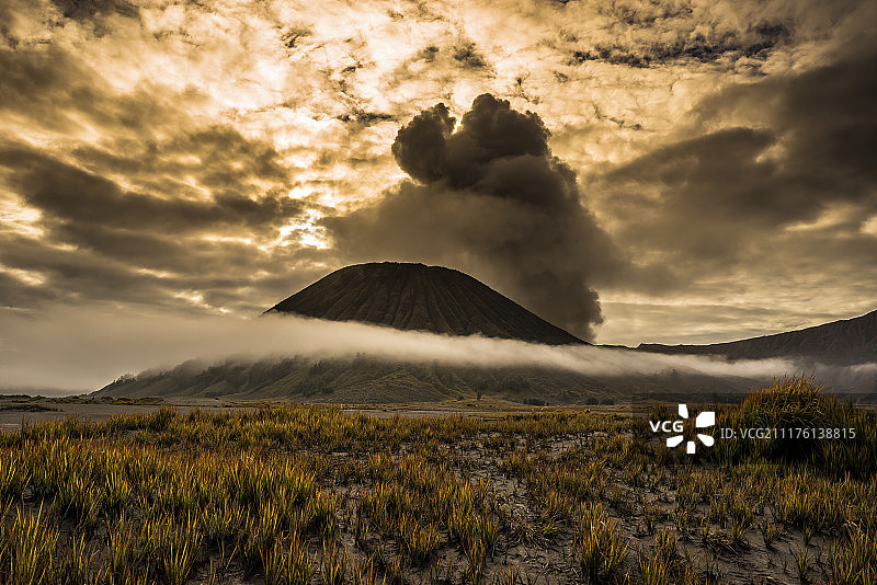 印度尼西亚的火山顶峰图片素材
