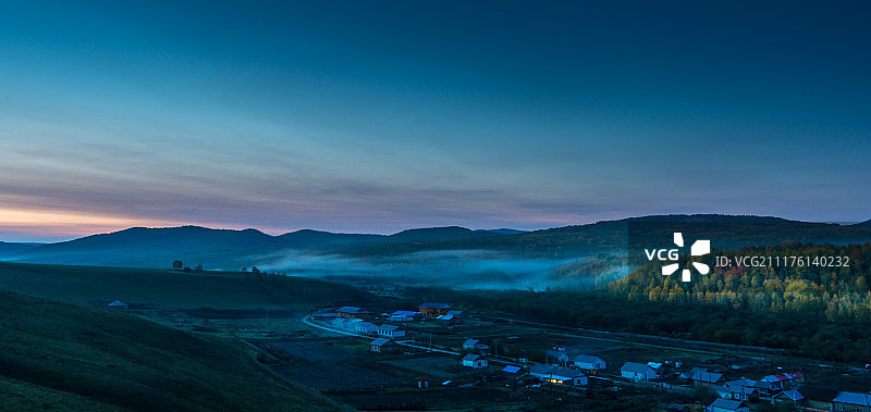 雾中乡村图片素材