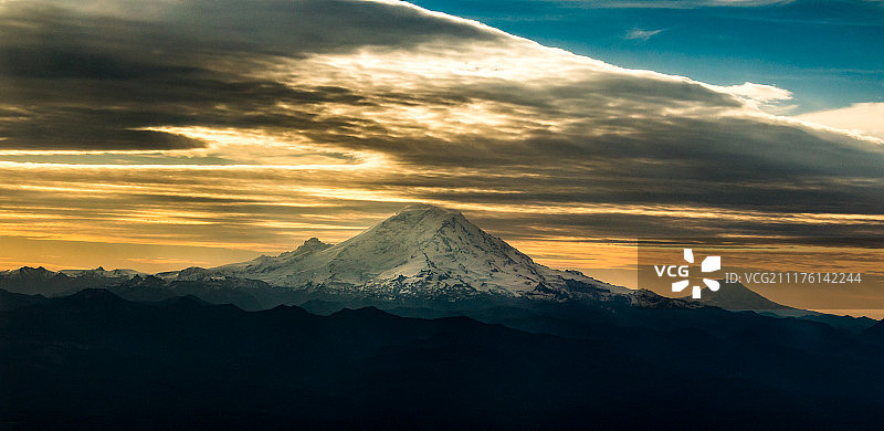 飞越雷尼尔山图片素材