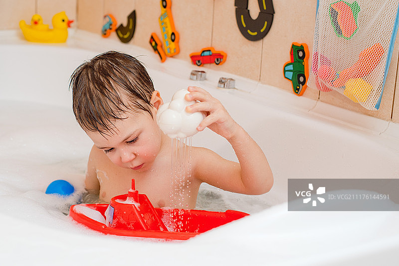 小男孩在浴室玩耍图片素材