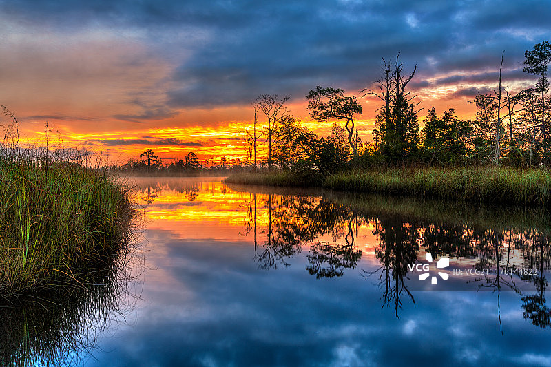 河面上的第一缕阳光图片素材