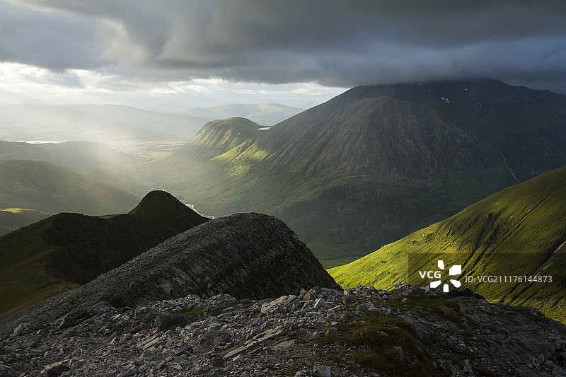 从斯托布班眺望格伦尼维斯和本尼维斯山图片素材