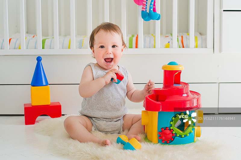 在托儿所玩益智玩具的女婴图片素材