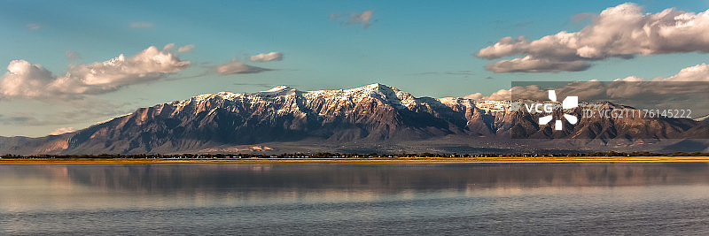 从堤道看本洛蒙德山图片素材