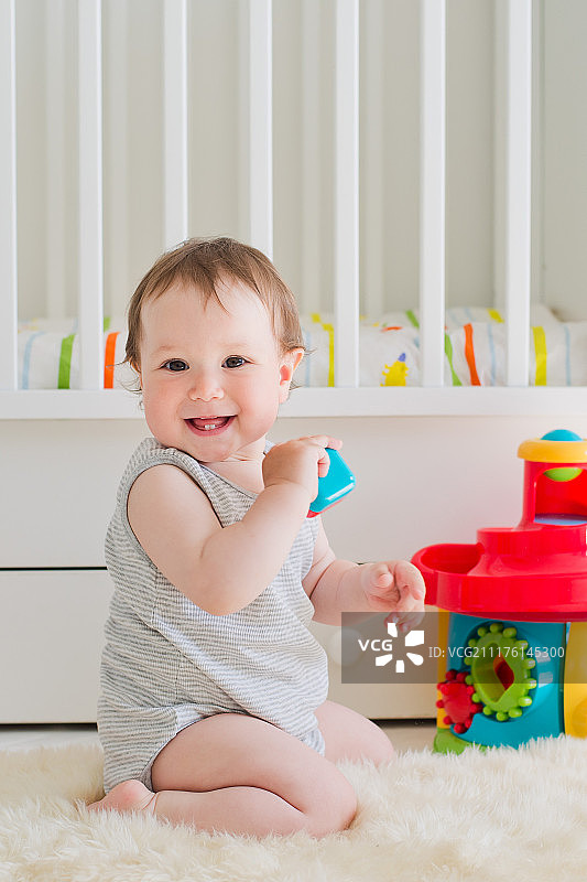 宝宝在育儿室玩益智玩具图片素材