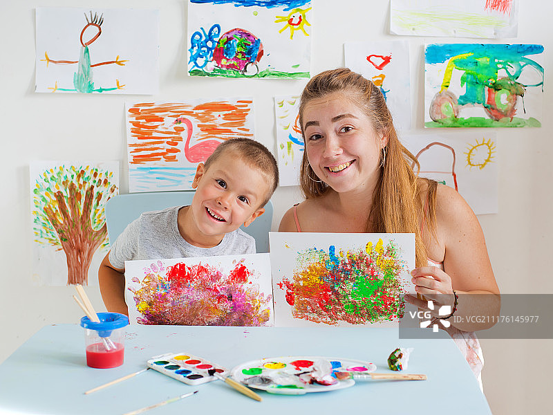 儿童与老师一起绘画图片素材