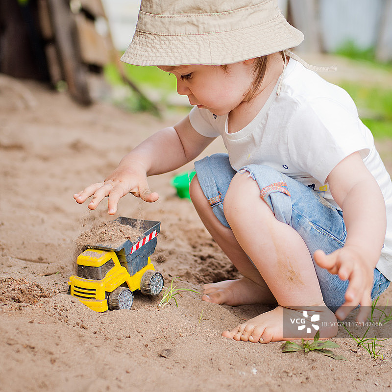 花园里的儿童图片素材