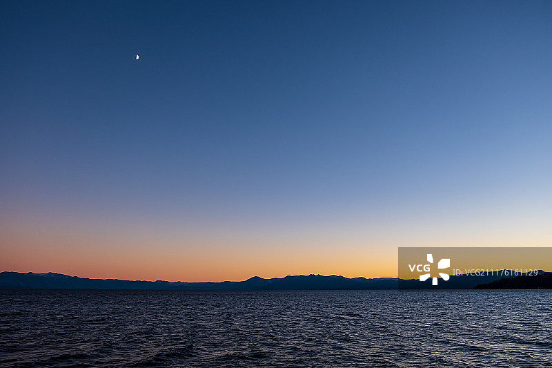 黄昏时分的塔霍湖湖景，加利福尼亚州，美国图片素材