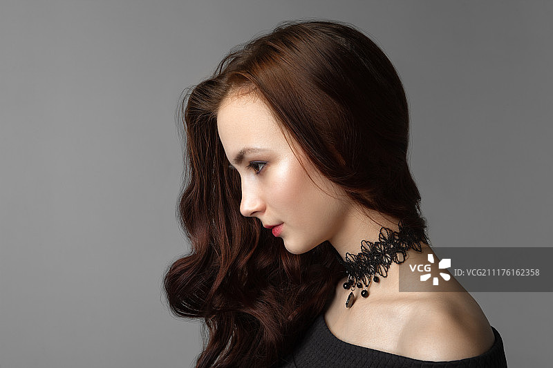 灰色背景上的长发美女图片素材