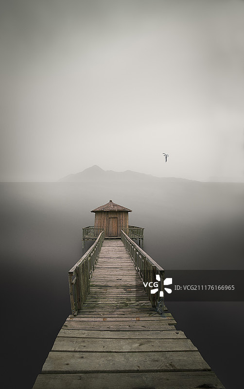 烟雨迷蒙中的草屋和栈道图片素材