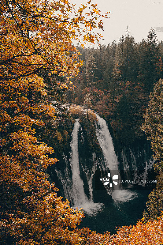 秋季伯尼瀑布图片素材