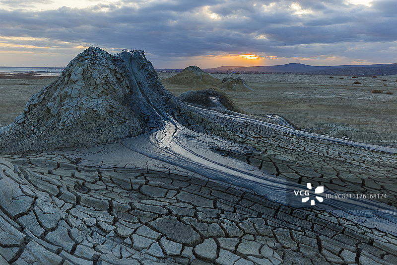 戈布斯坦日落时的泥火山图片素材