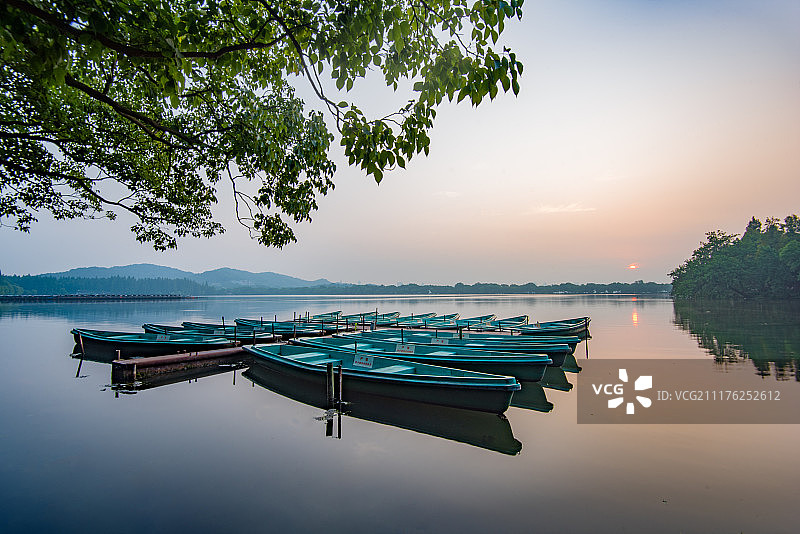 朝霞映照的西子湖畔图片素材