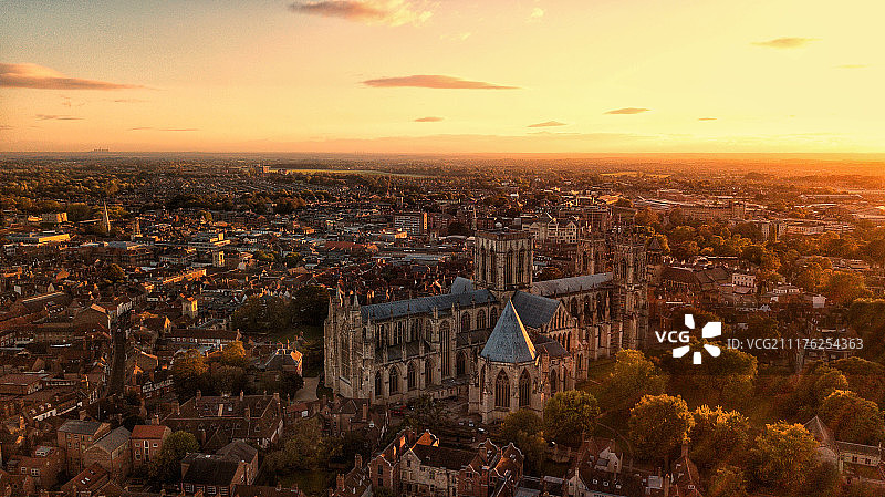 落日黄昏下的约克大教堂图片素材