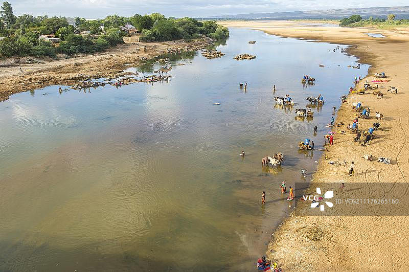 人们在马达加斯加曼达雷河取水洗涤图片素材