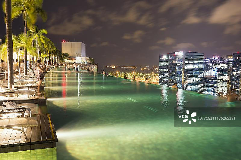 新加坡滨海湾金沙酒店无边泳池眺望的市中心金融区夜景图片素材