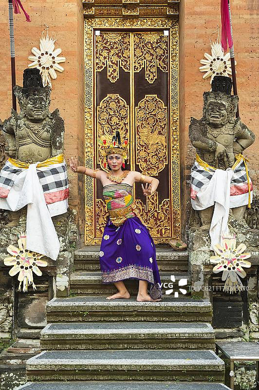 巴厘岛乌布凯卡克舞者图片素材