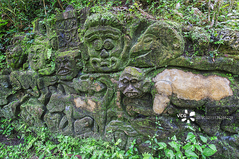 巴厘岛象洞的苔藓雕塑图片素材