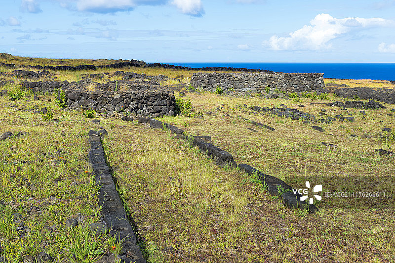 椭圆形房屋地基，阿胡·特佩乌，拉帕努伊国家公园，联合国教科文组织世界遗产，复活节岛，智利，南美洲图片素材