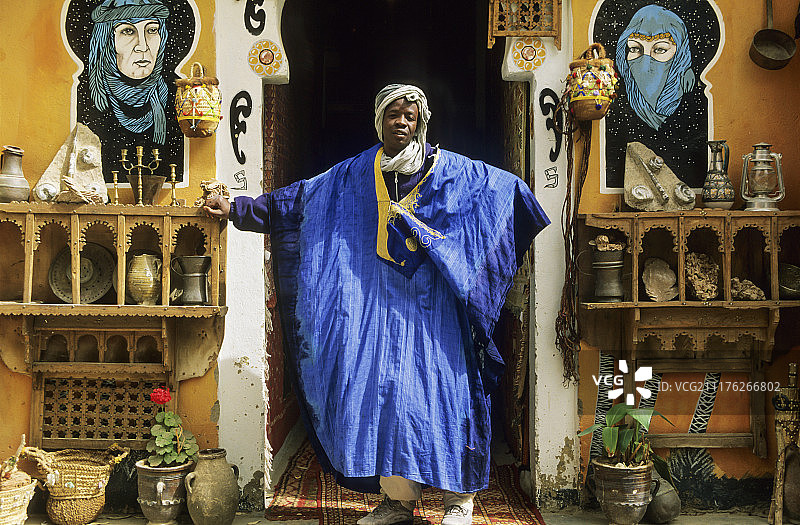 非洲摩洛哥阿梅尔恩山谷塔夫拉特工艺品店里的女人图片素材