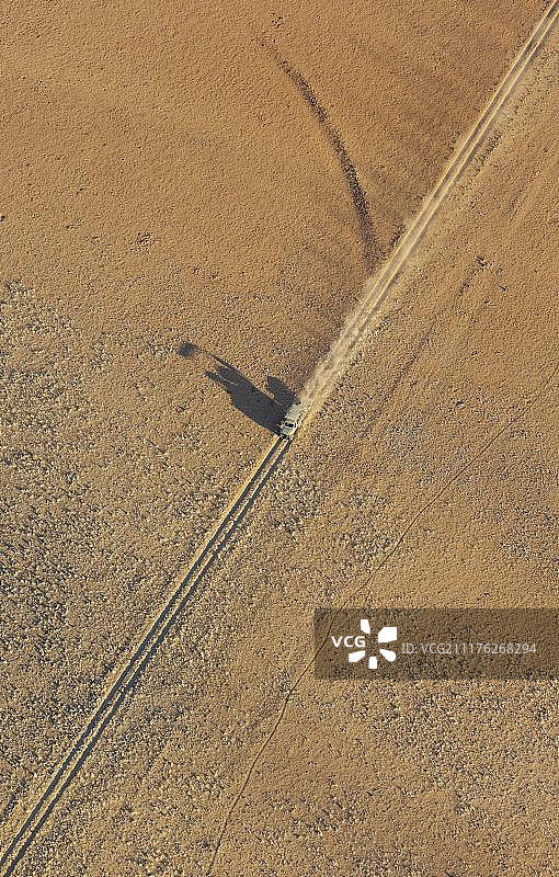 热气球拍摄：纳米比亚沙漠的车辆图片素材