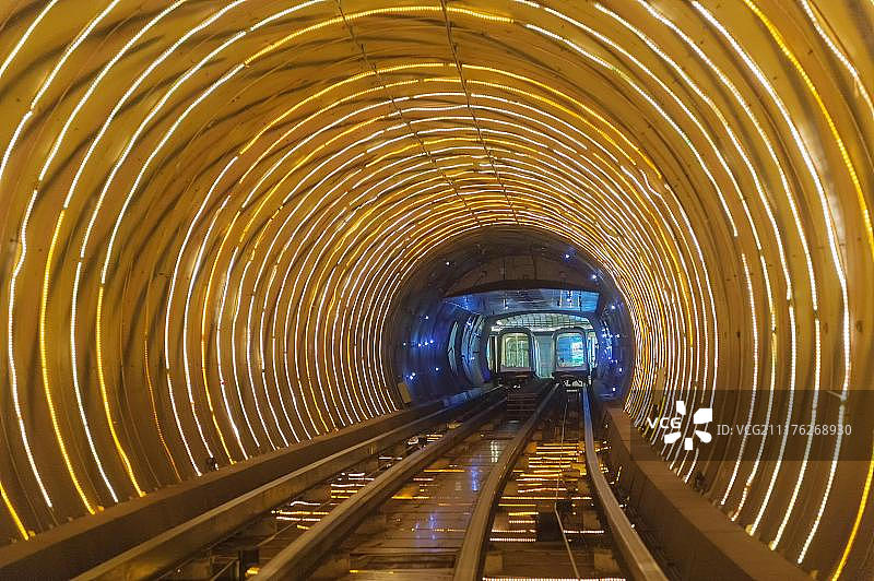 中国上海外滩浦东滨江观光隧道图片素材