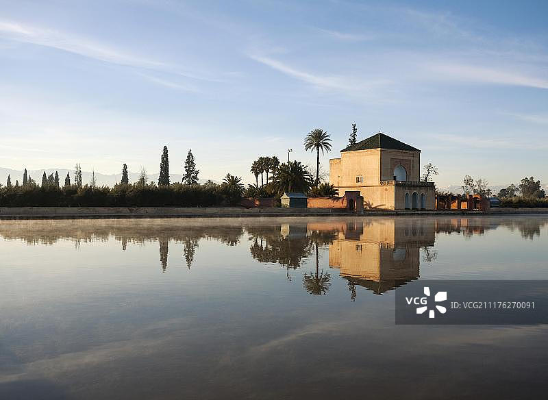 梅纳拉花园、水池和凉亭，后方是摩洛哥阿特拉斯山脉图片素材