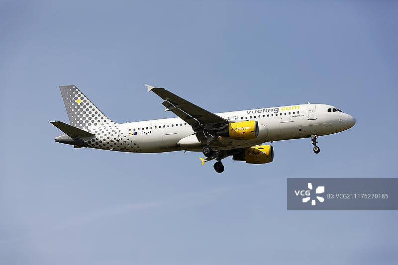 伏林航空A320空客飞机在慕尼黑弗朗茨·约瑟夫·施特劳斯机场降落图片素材