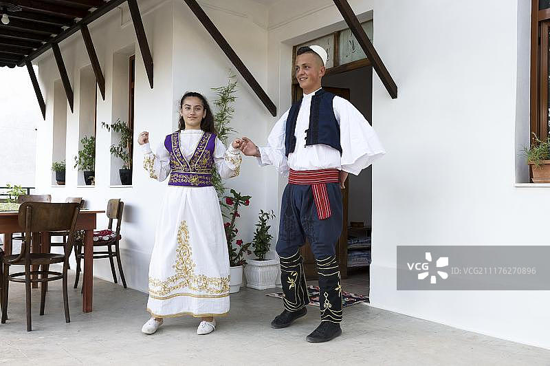 穿着传统服装的当地民俗团体在欧洲阿尔巴尼亚培拉特展示阿尔巴尼亚民族舞蹈图片素材