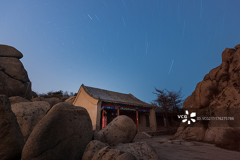 青岛崂山顶峰的夜空图片素材