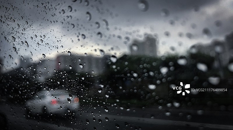 雨天车窗水滴滑落图片素材