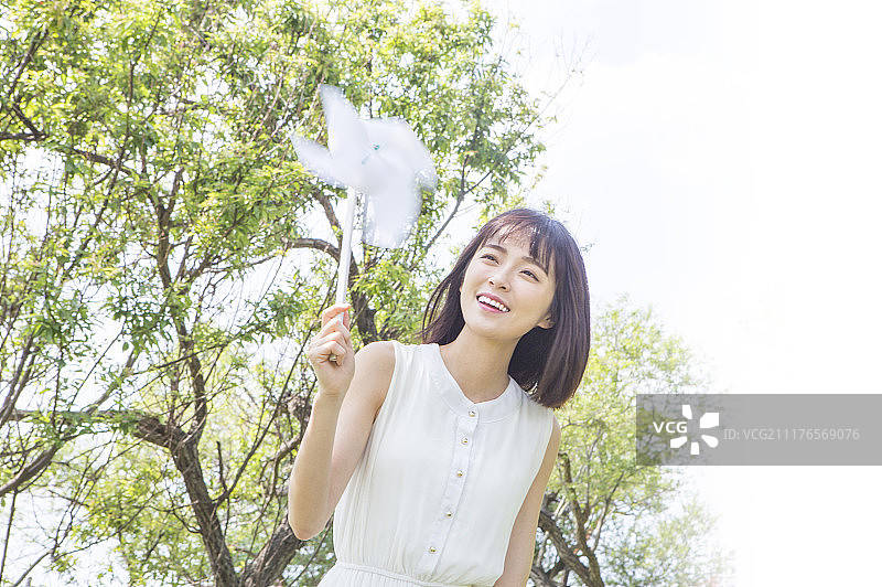 拿着风车的年轻女人图片素材
