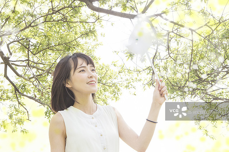 拿着风车的年轻女人图片素材